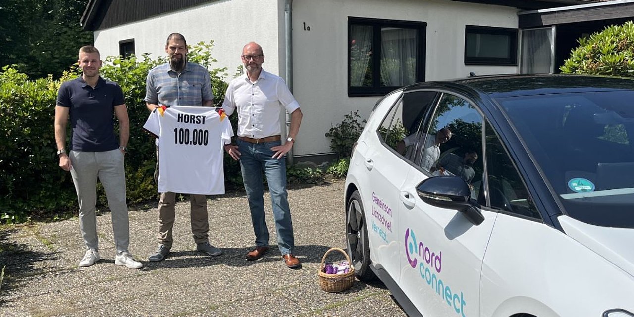 Frederic Liekfeldt (Teamleiter Kundengeschäft/Endkundenvertrieb NordConnect, Martin Horst (100.000ster Kunde), Fabian Bühring (Geschäftsführer NordConnect)